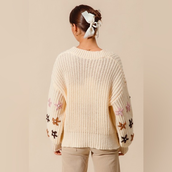 Ivory white cable knit v neck floral embroidered sleeve boho bohemian sweater - Picture 4 of 12